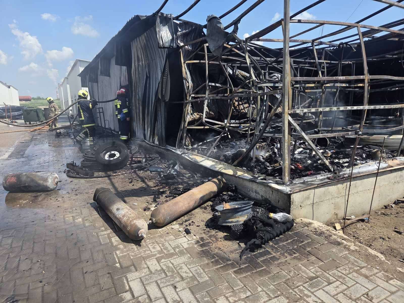 INCENDIU la Ciocana: Patru butelii cu oxigen şi gaz au explodat 1 1781168987988 incendiu%20str%20industriala%202