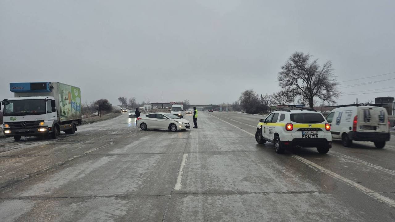 Mai multe curse interurbane suspendate și trafic blocat din cauza ghețușului