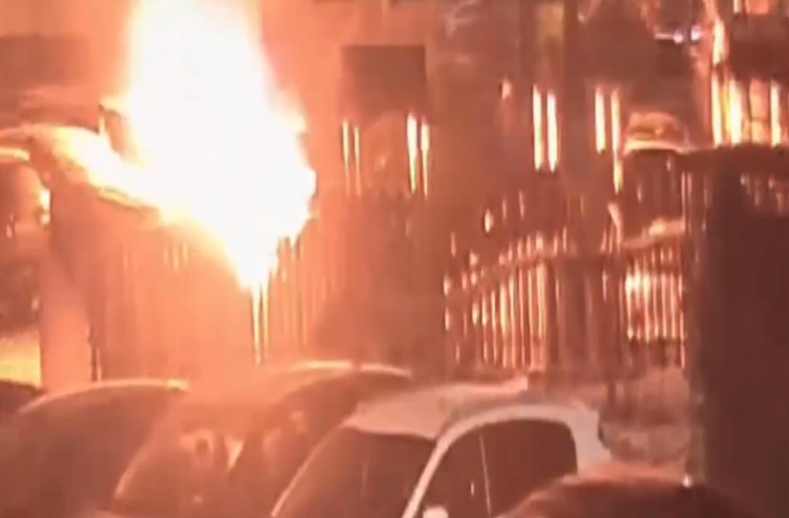 VIDEO // Au incendiat trei mașini într-o parcare din capitală. Doi străini, reținuți