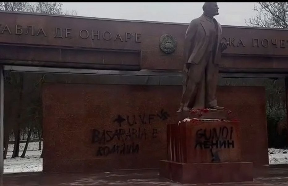Monumentul lui Lenin, vandalizat cu simboluri naziste. Poliția a deschis proces penal