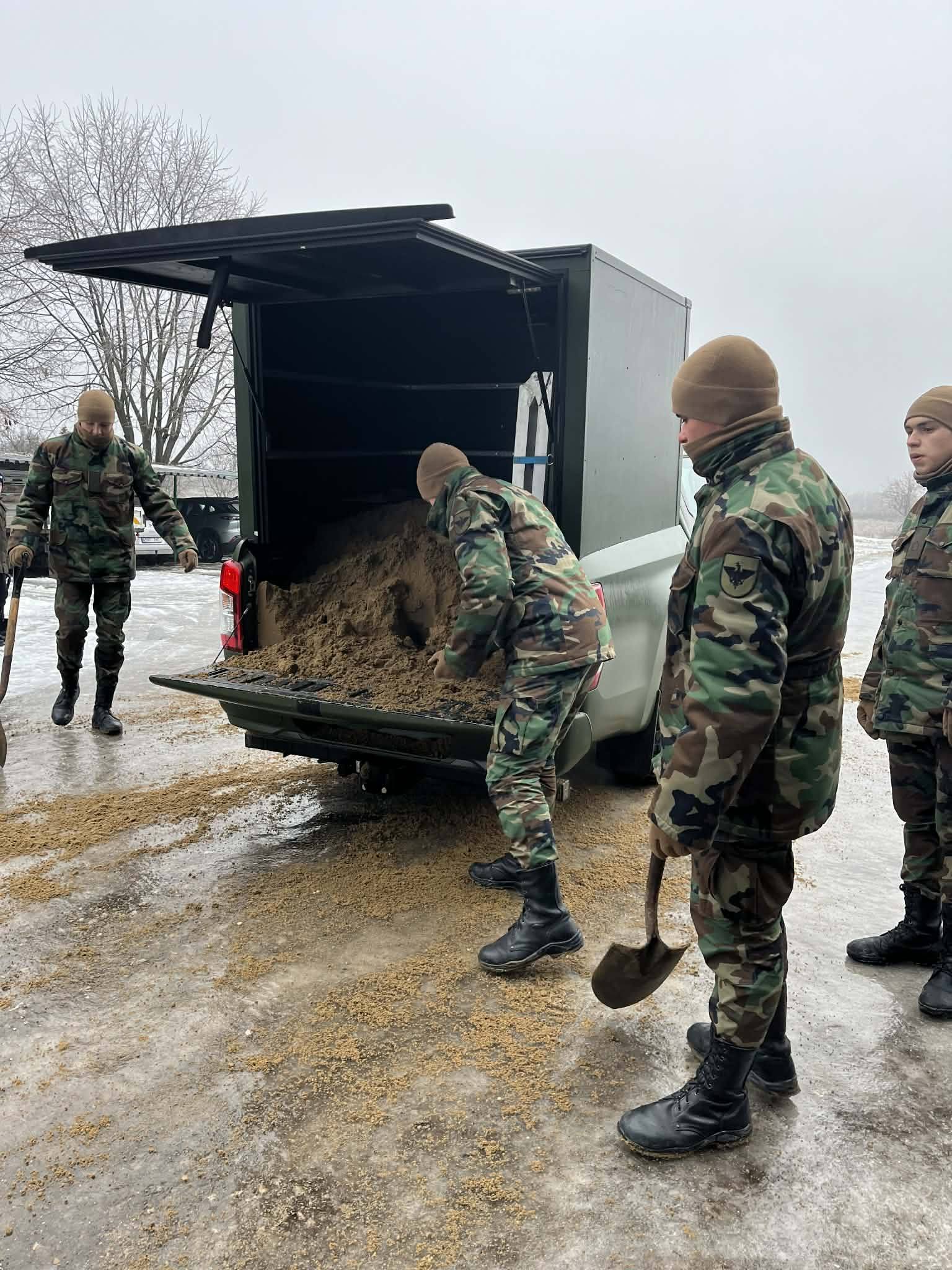 FOTO // Au lăsat armele și au pus mâna pe lopeți. Militarii Armatei Naționale au intervenit pe traseele naționale