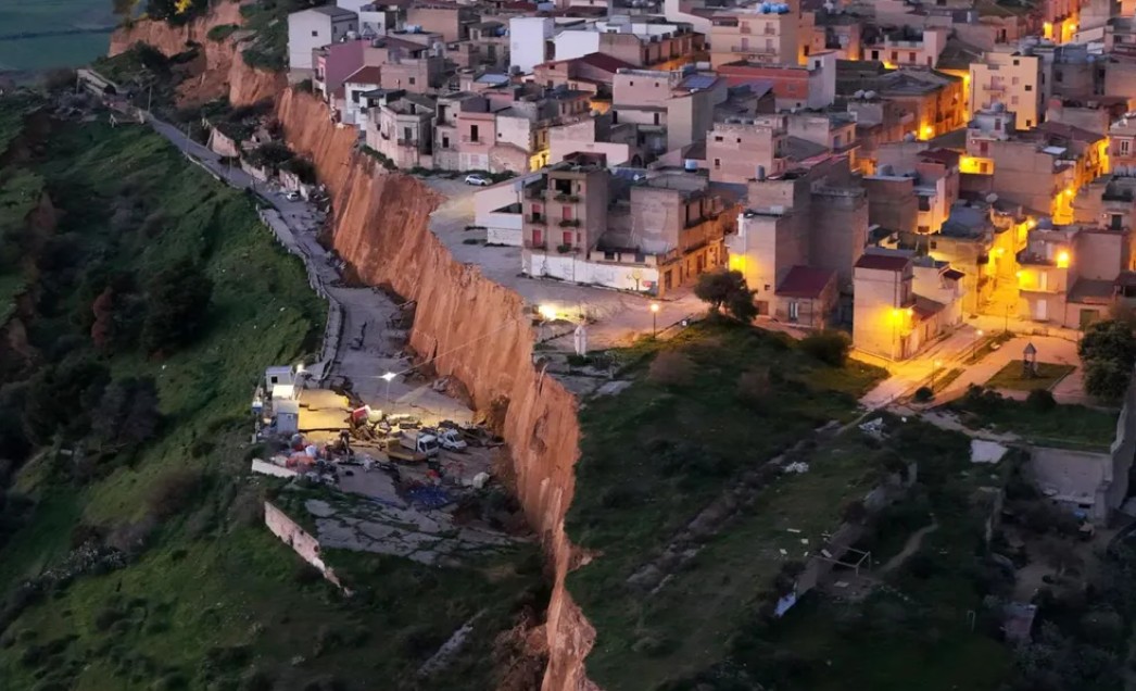 FOTO // Alunecare de teren catastrofală în Sicilia. Marginea unui oraș s-a surpat pe o lungime de 4 kilometri
