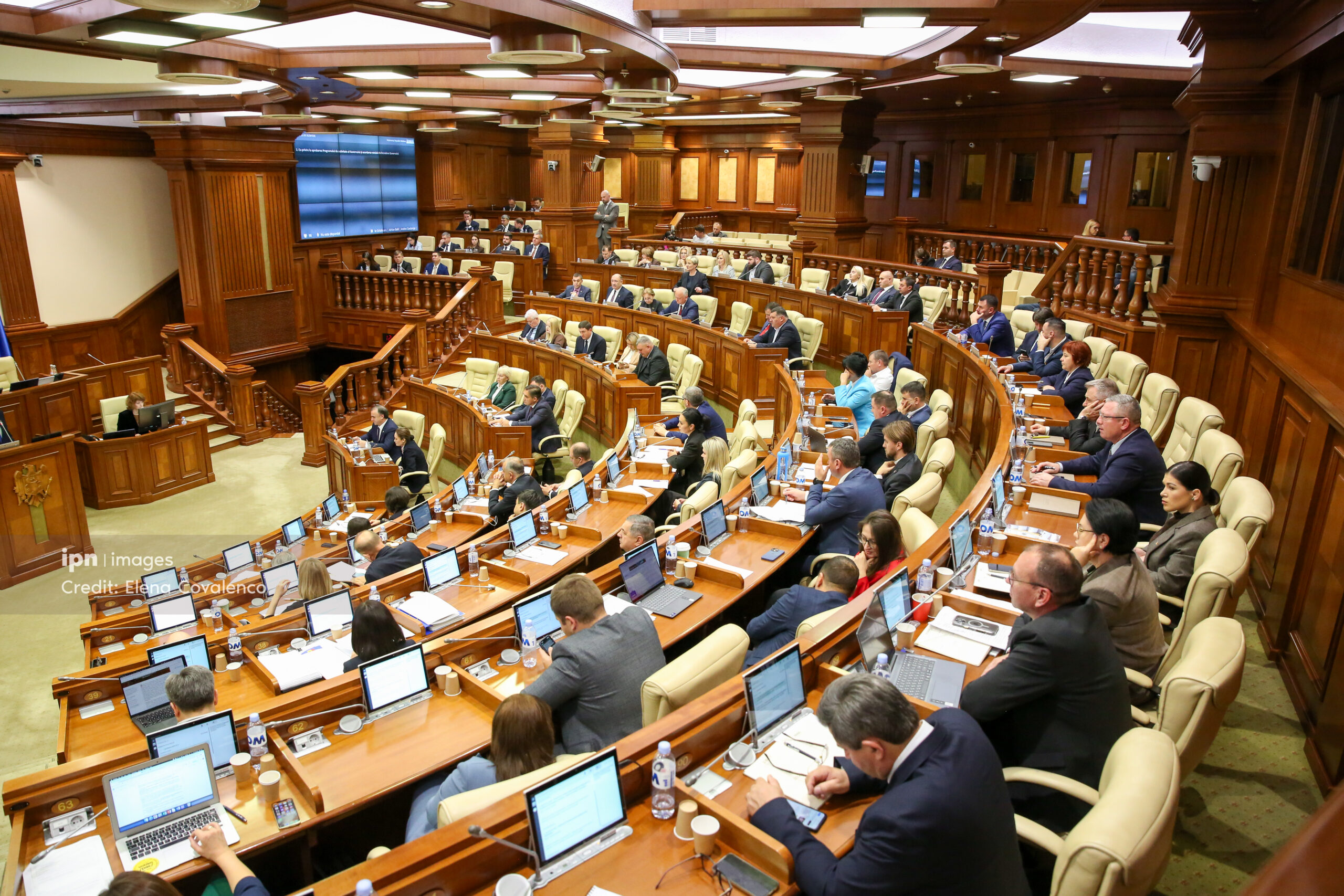 Parlamentul se convoacă pe 3 februarie în ședință solemnă