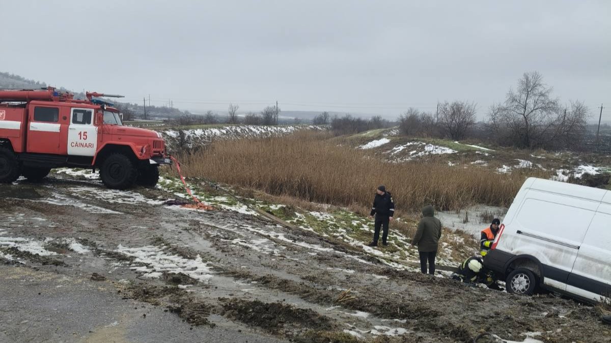 FOTO // Ambulanțe și mașini derapate din cauza poleiului, deblocate de salvatori. 92 de intervenții în ultimele 24 de ore