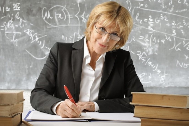 Mai puțină birocrație în școli. Profesorii vor putea transmite rapoarte online și vor putea munci la distanță în perioada vacanțelor