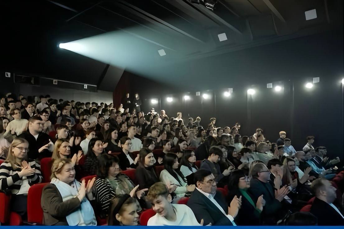Burse municipale de merit pentru 160 de tineri care excelează în educație, artă și sport