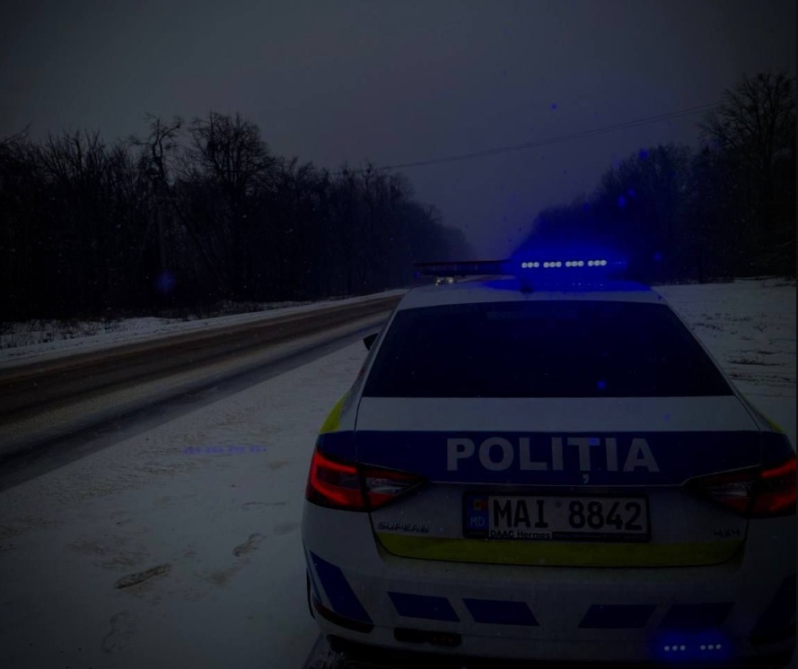 VIDEO // Circulație dificilă pe drumurile naționale. Mașini derapate de pe carosabil