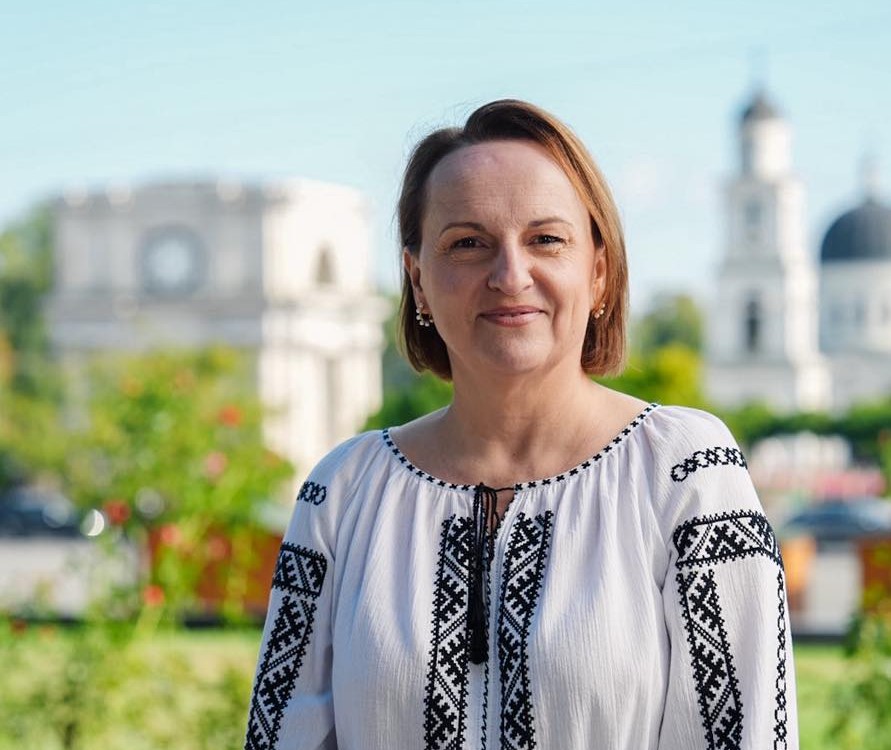 Ambasadorul UE la Chișinău învață limba româna: Nu e chiar „floare la ureche”
