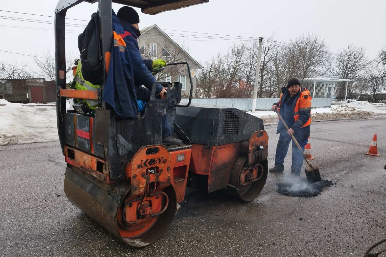 Drumarii repară gropile apărute pe trasee din cauza condițiilor meteo recente