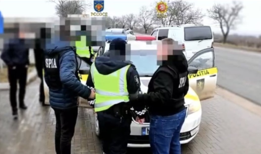 VIDEO // Doi inspectori de patrulare, cercetați penal pentru fals în acte și luare de mită