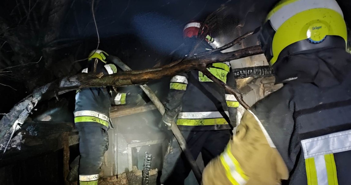 O casă din Bălți, cuprinsă de flăcări. Proprietara, transportată la spital cu multiple arsuri