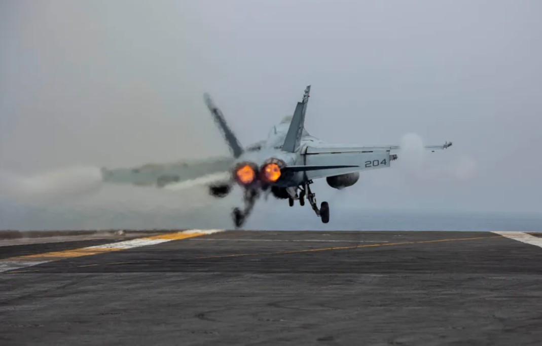 Portavionul USS Abraham Lincoln al armatei americane a doborât o dronă iraniană Shahed care se apropia „agresiv” / Incident separat, cu un petrolier hărțuit de IRGC