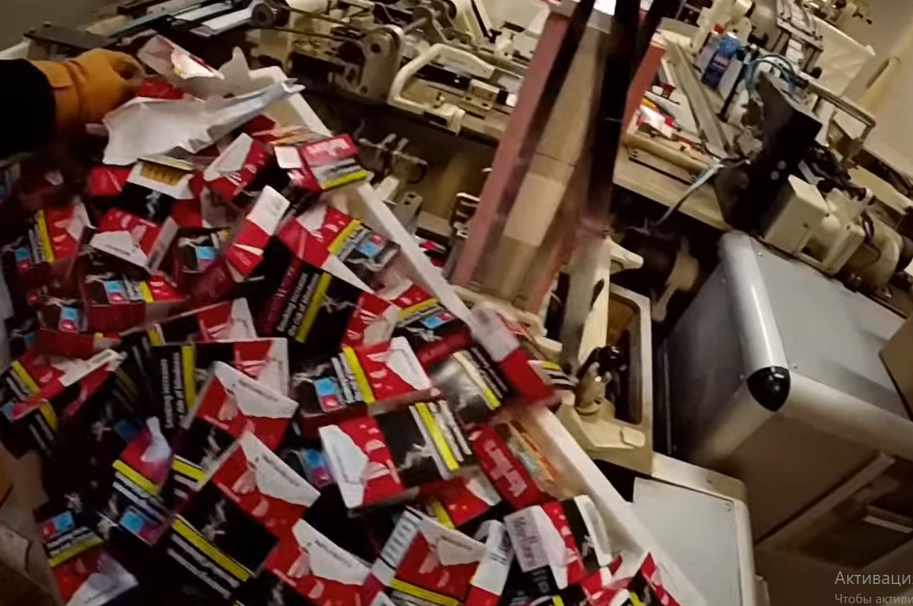 VIDEO // 350.000 de euro pe zi: cum au făcut trei moldoveni avere cu o fabrică uriașă de țigări de contrabandă în Italia