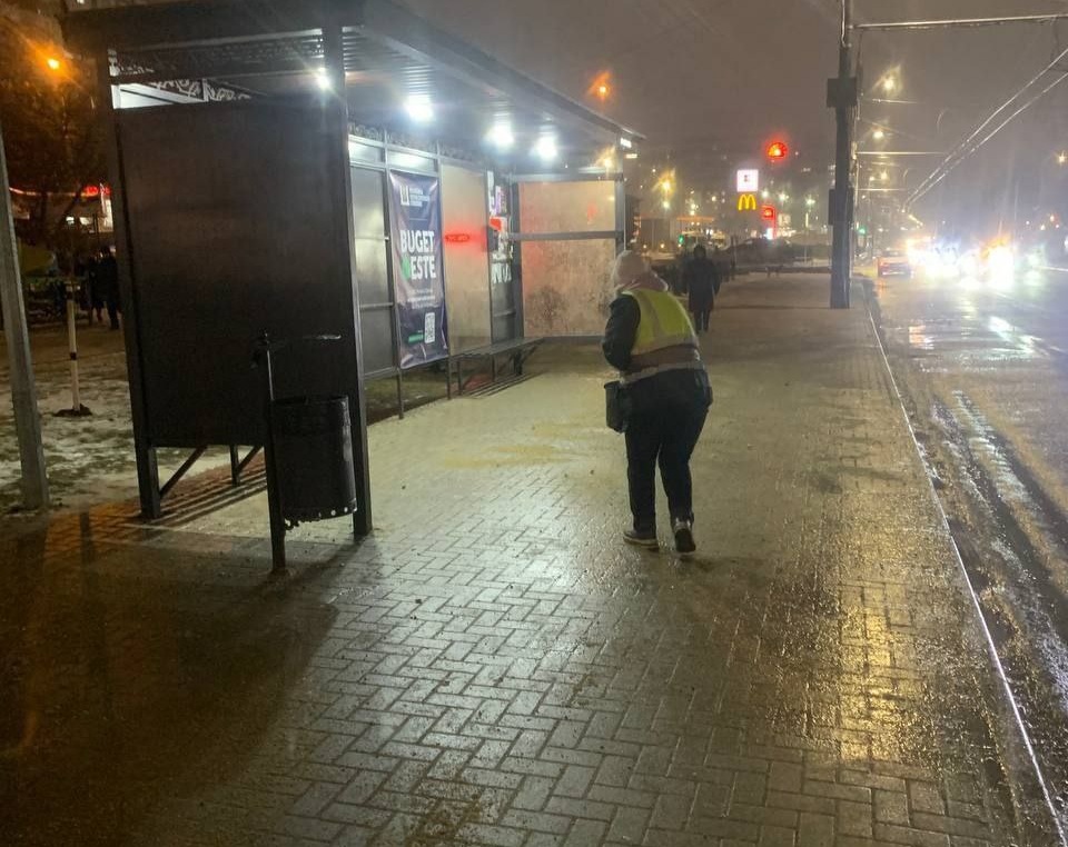 Intervenții în capitală pentru prevenirea poleiului și ghețușului