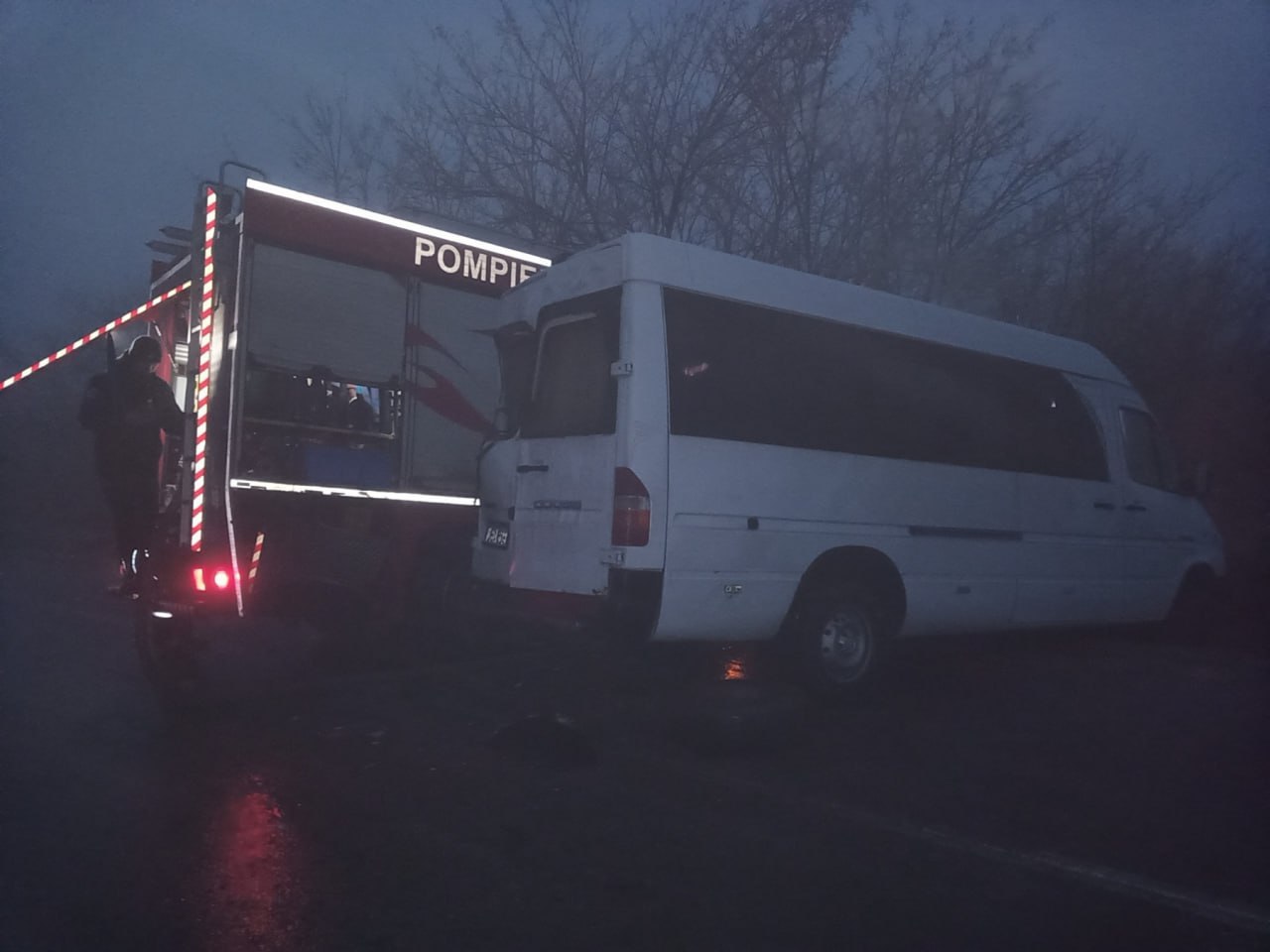 Accident în Ialoveni, soldat cu cinci răniți. Un microbuz s-a izbit de o mașină de pompieri, care a derapat în timp ce se ducea la un incendiu