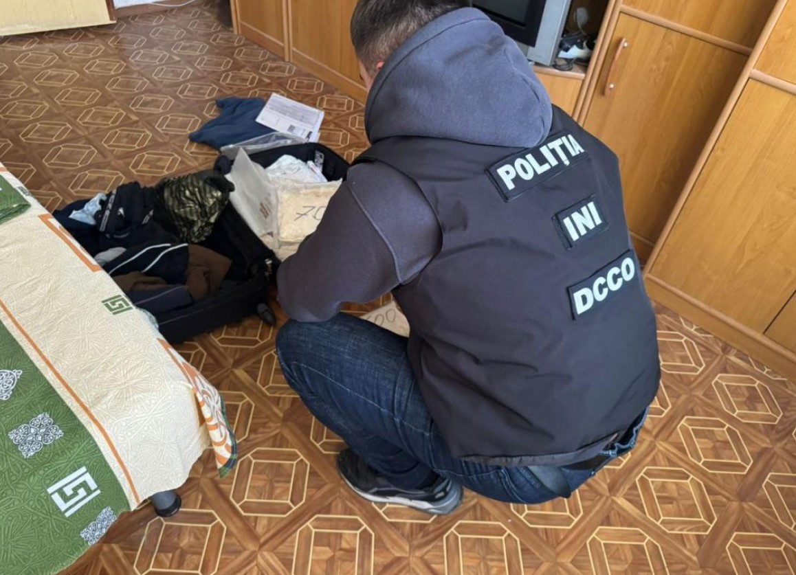 VIDEO // Grupare specializată în trafic de droguri, destructurată. Trei persoane, reținute