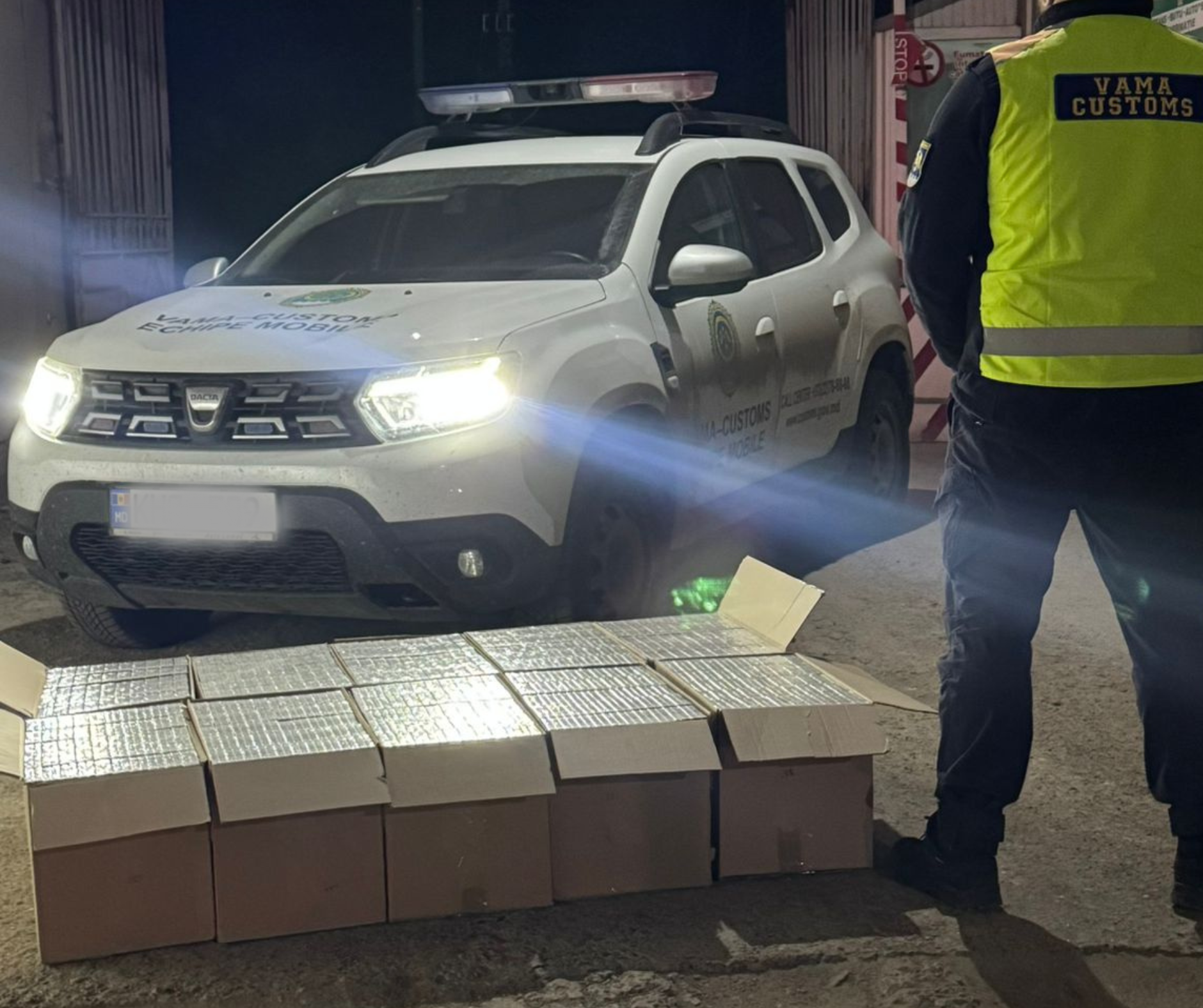 VIDEO // Vameșii de la Cahul au dejucat o nouă tentativă de contrabandă. Un tânăr, prins cu 100 de mii de țigarete