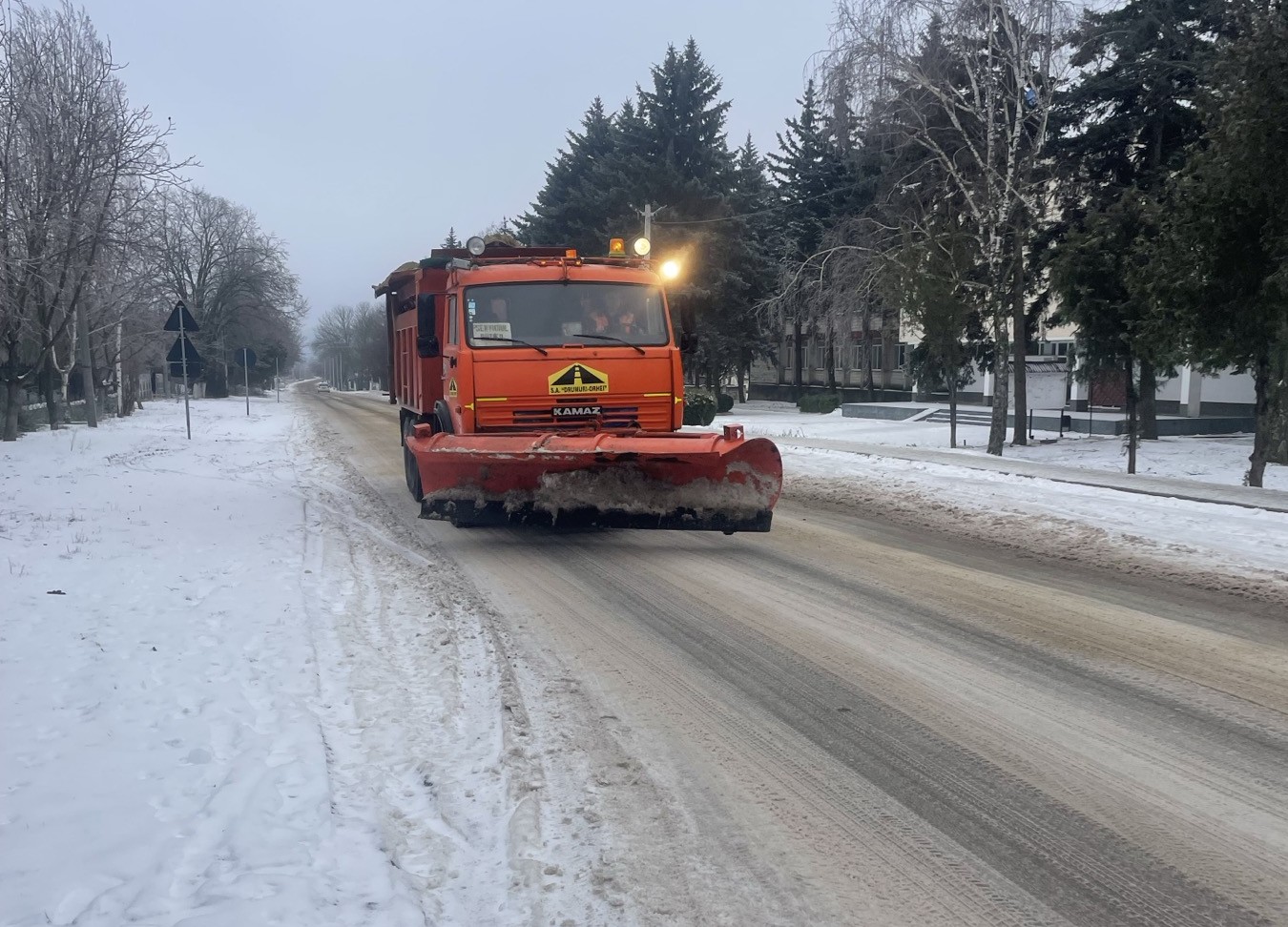 Noapte albă pe drumurile din R. Moldova. Zeci de intervenții din cauza poleiului și carosabilului alunecos