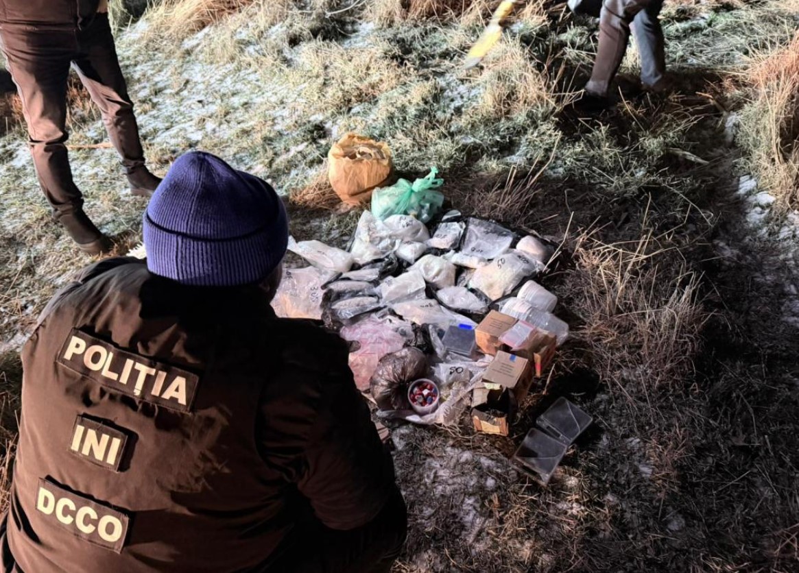 VIDEO // Droguri de peste 3 milioane lei, găsite la Țînțăreni. Patru tineri, reținuți în flagrant