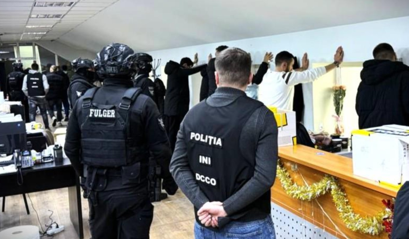 VIDEO // Percheziții la un „call-center” din capitală. 2 milioane de dolari pe lună, obținute prin investiții false