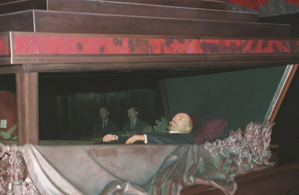 Rusia: O femeie care a amenințat că va incendia mumia lui Lenin a primit patru ani de închisoare