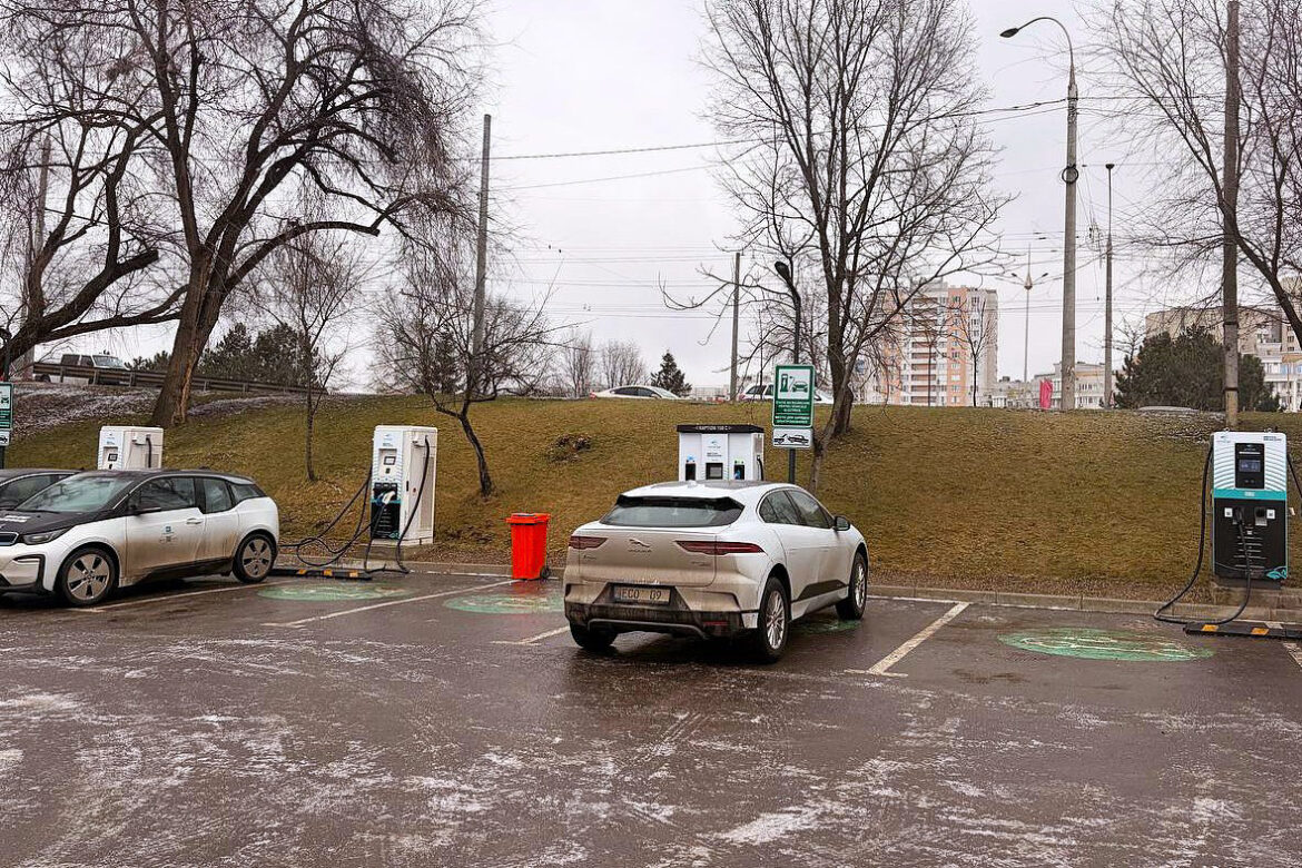 Record de mașini electrice și hibride înmatriculate în 2025