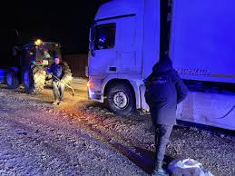 Camioanele, blocate pe traseele naționale. Circulația lor, interzisă până mâine dimineață