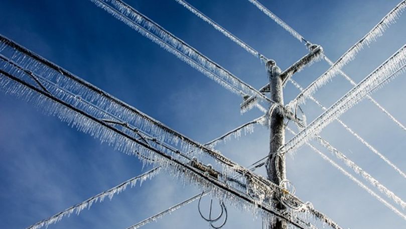 Mai mulți consumatori au rămas fără energie electrică din cauza condițiilor meteo. Echipele specializate intervin pentru a remedia problemele