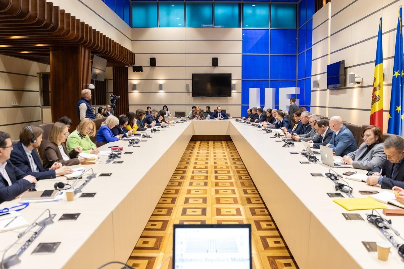 Reforma primăriilor: consultările continuă cu partidele extraparlamentare și aleșii locali