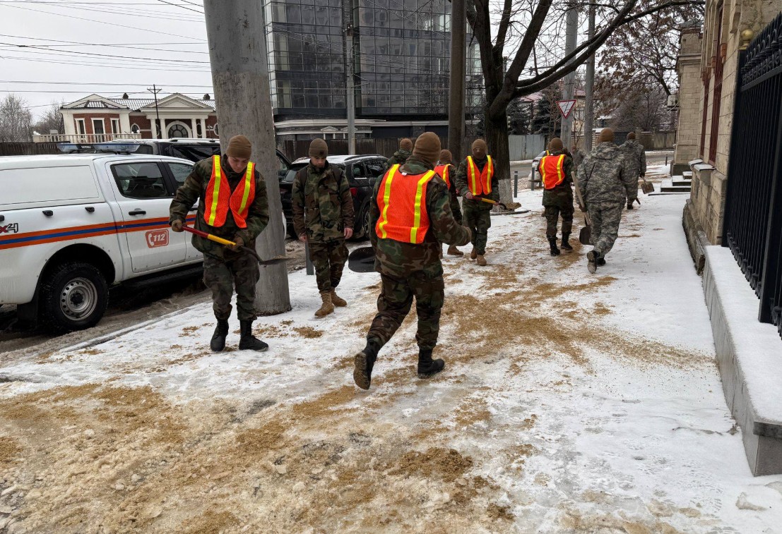 FOTO // Militarii Armatei Naționale intervin în Chișinău și Bălți pentru a asigura accesul cetățenilor către obiectivele critice. Premierul Alexandru Munteanu: „Acționăm cu toată seriozitatea pe care o impune această situație”