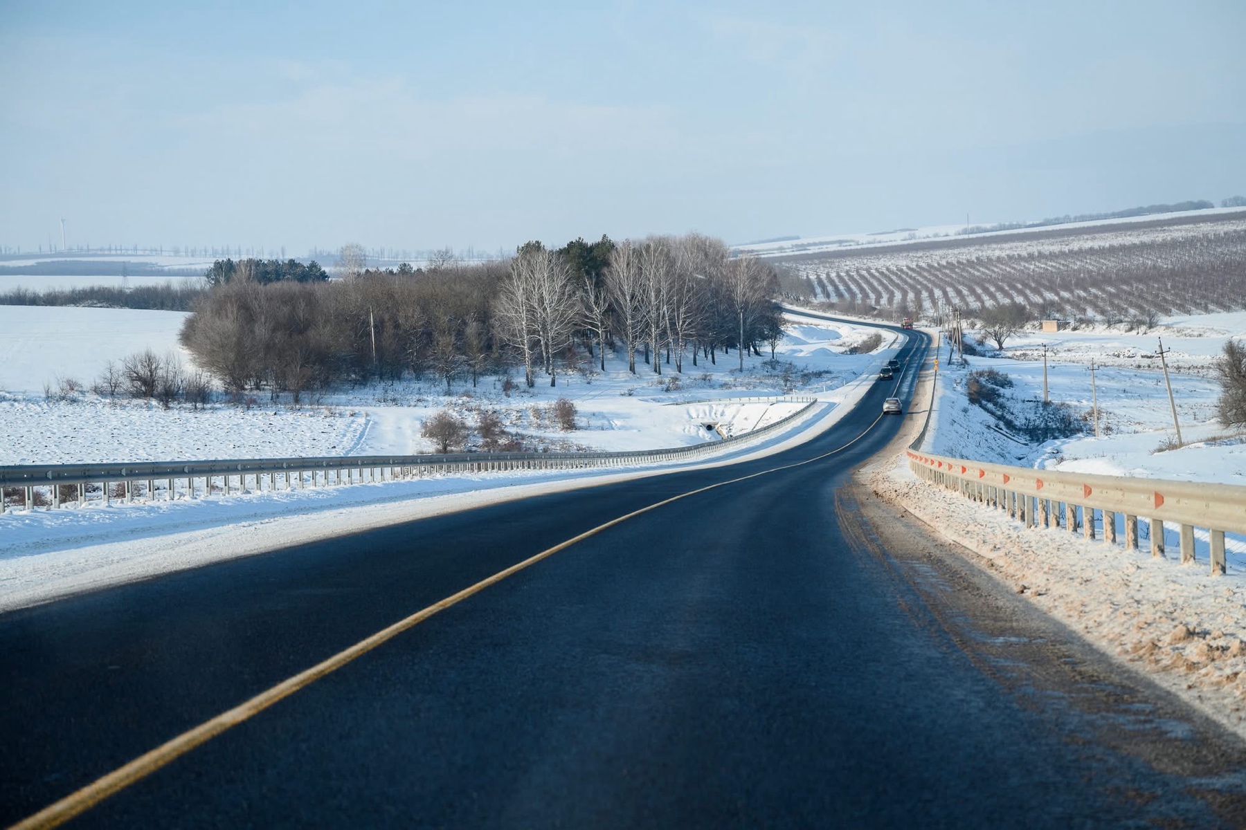 Circulația pe drumurile naționale se desfășoară în condiții de iarnă. Autoritățile anunță reluarea deplasării transportului de mare tonaj