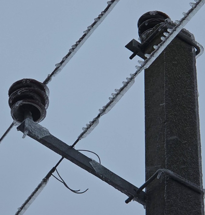 Peste 3 mii de consumatori, au rămas fără lumina. Ministerul Energiei: echipele de intervenție acționează