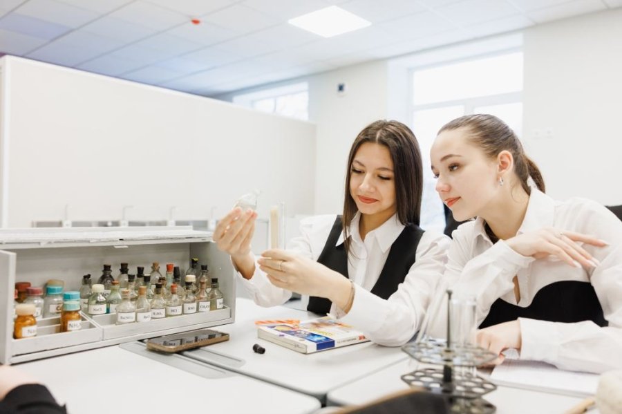 Elevii din nouă școli model învață în laboratoare modernizate cu sprijinul Uniunii Europene