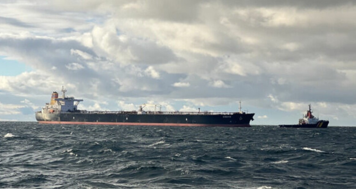 Marea Britanie amenință cu asaltul asupra flotei fantomă a Rusiei. Petrolul confiscat, sursă de finanțare pentru Ucraina