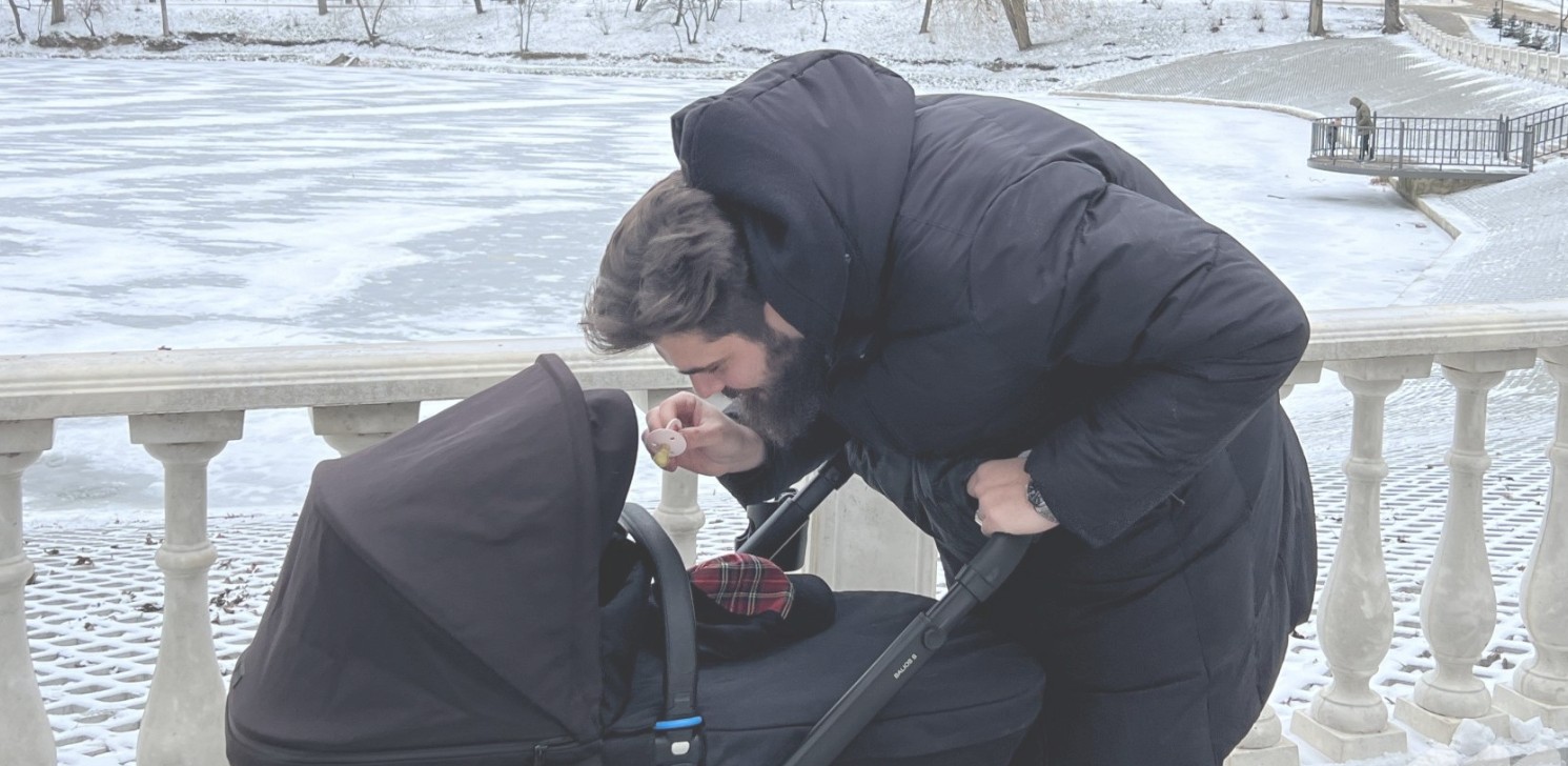 Circa 4 400 de tătici, beneficiari ai indemnizațiilor paternale în anul 2025. Petru Socolan: „Concediul paternal oferă oportunitatea de a fi alături de soție și copil într-o perioadă importantă pentru familie”