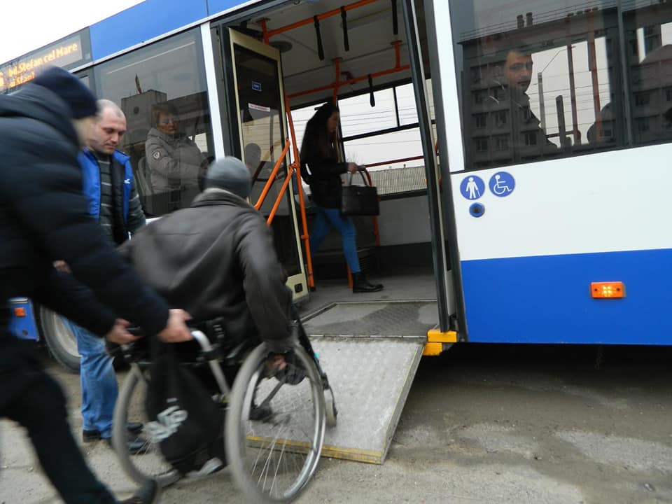Transportul public rămâne greu accesibil pentru persoanele cu dizabilități