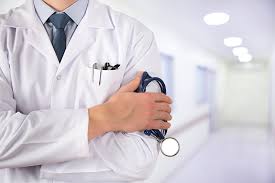 Peste 3 500 de lucrători medicali fac naveta. Statul le achită transportul