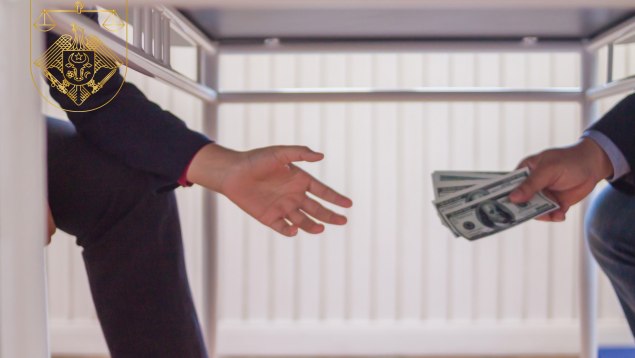 Ar fi primit 20 de mii de euro pentru „soluționarea” unui dosar. Doi procurori, trimiși pe banca acuzaților pentru corupție