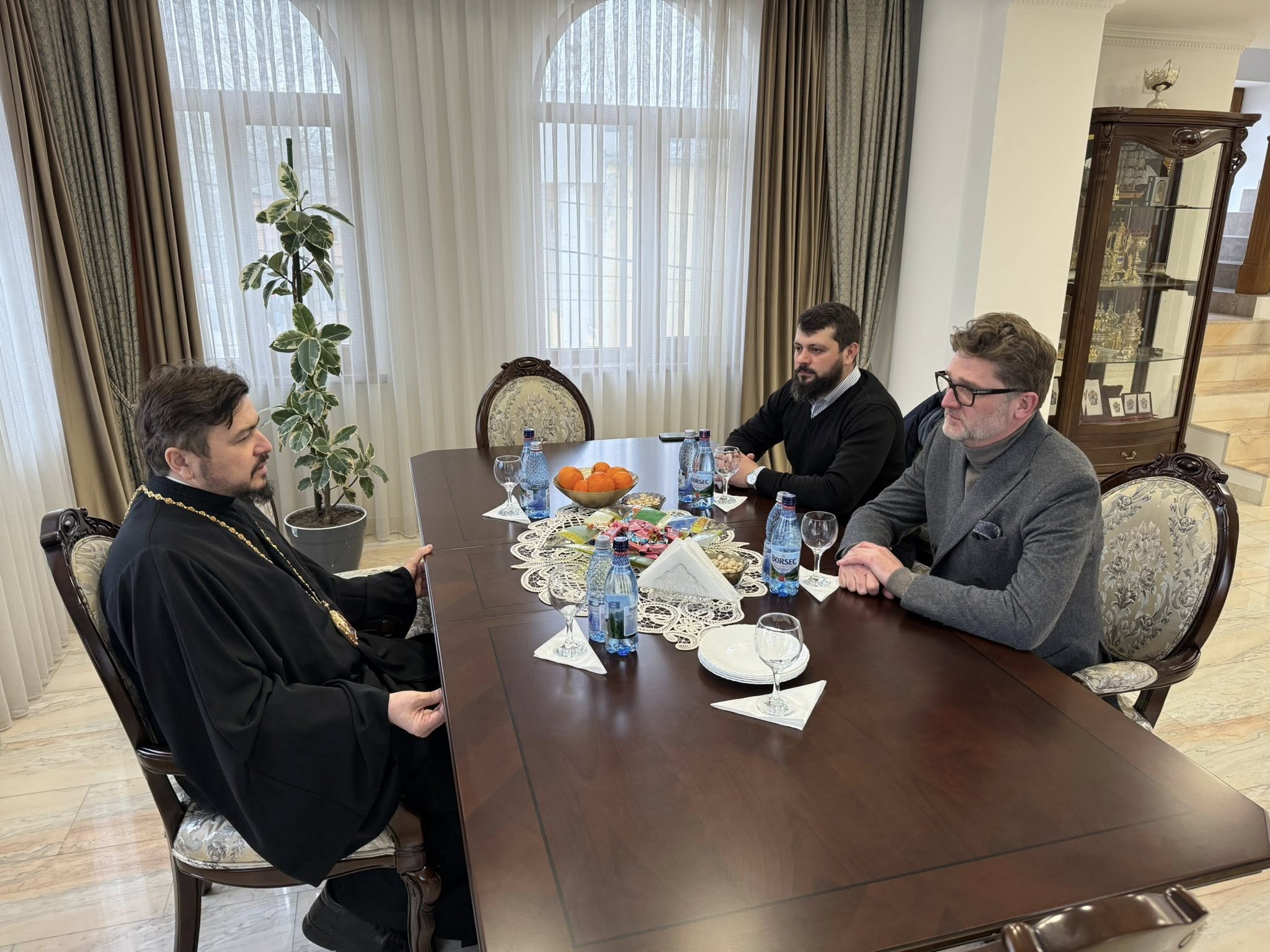 FOTO // Ambasadorul României la Chișinău, discuție cu Episcopul Basarabiei de Sud despre rolul Bisericii în viața comunității