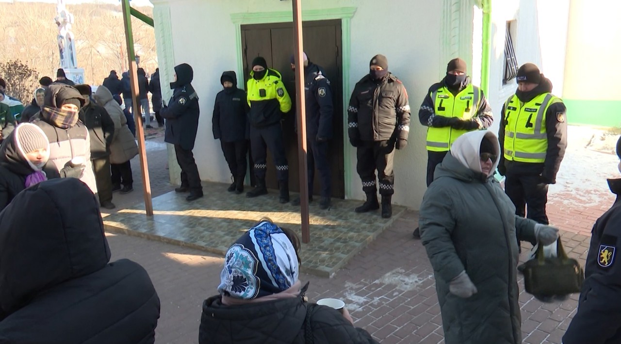 Provocări la Dereneu // Mai multe persoane, printre care și provocatori pro-ruși, au rupt cordonul Poliției și au pătruns forțat în biserică