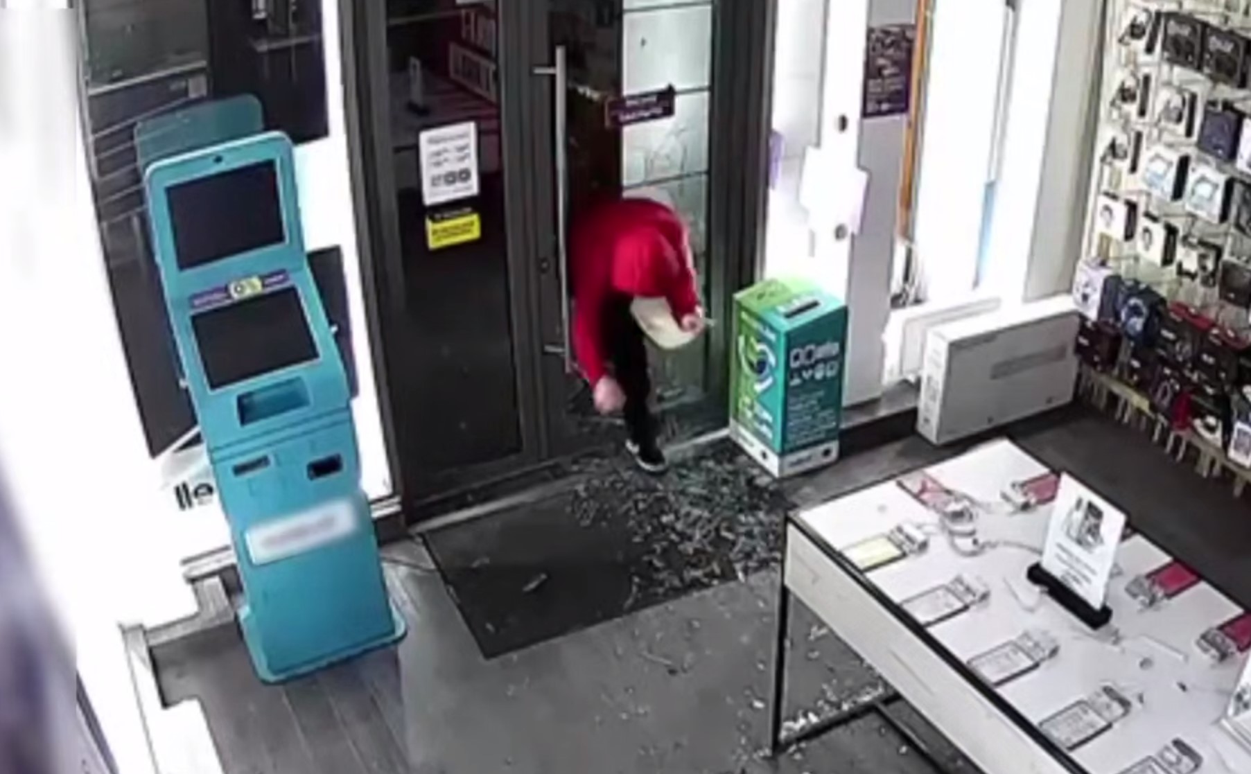 VIDEO // Un tânăr, arestat după ce a jefuit același magazin de două ori. Momentul comiterii infracțiunii, surprins de camerele de supraveghere