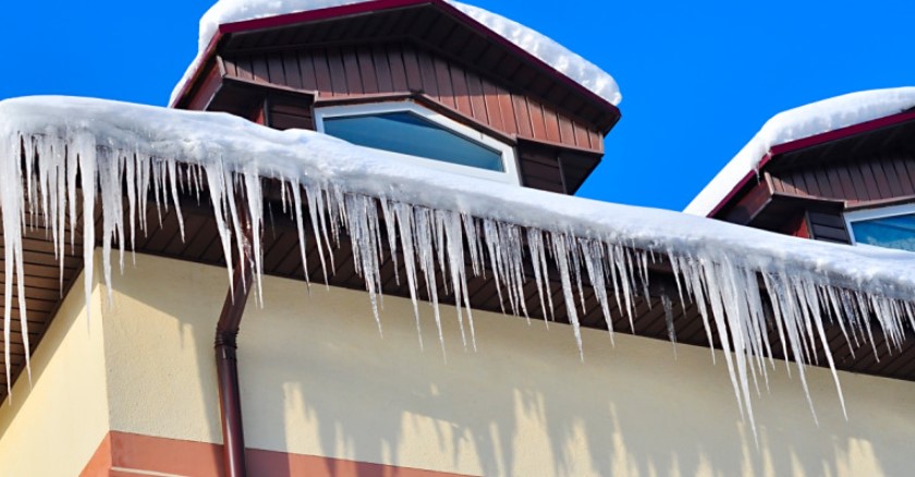 Pericol de țurțuri. Autoritățile municipale îndeamnă proprietarii de edificii să curețe acoperișurile de zăpadă