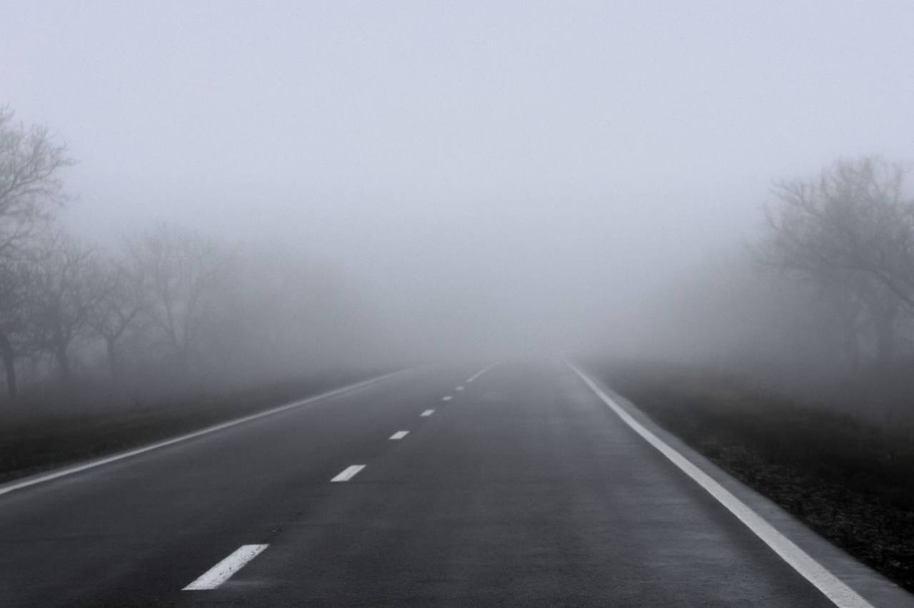 Ceață densă pe mai multe trasee naționale. Cod galben valabil până la amiază
