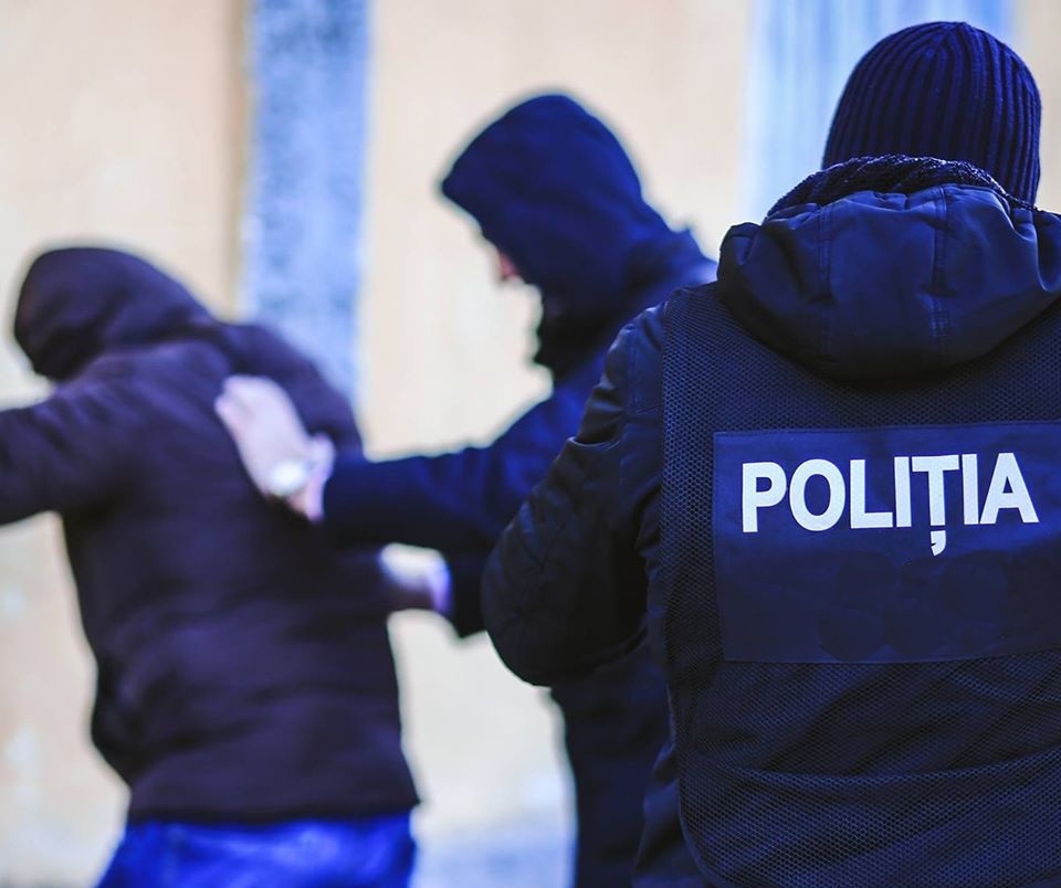 VIDEO // Au adus cruci și sicrie la casele victimelor. Opt persoane, cercetate penal pentru șantaj