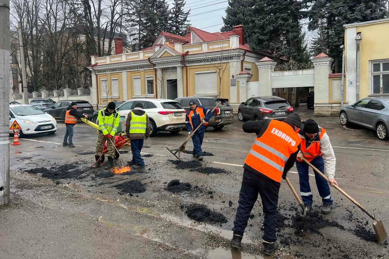 Gropile formate după polei se repară cu asfalt rece în capitală