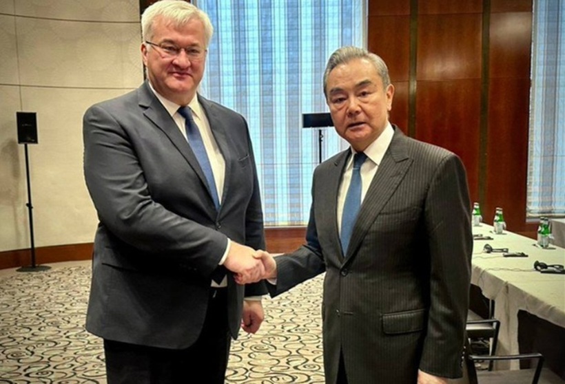 Munchen // China este pregătită să ofere ”un nou ajutor umanitar” Ucrainei, îi spune la MSC Wang Yi lui Andrii Sîbiga
