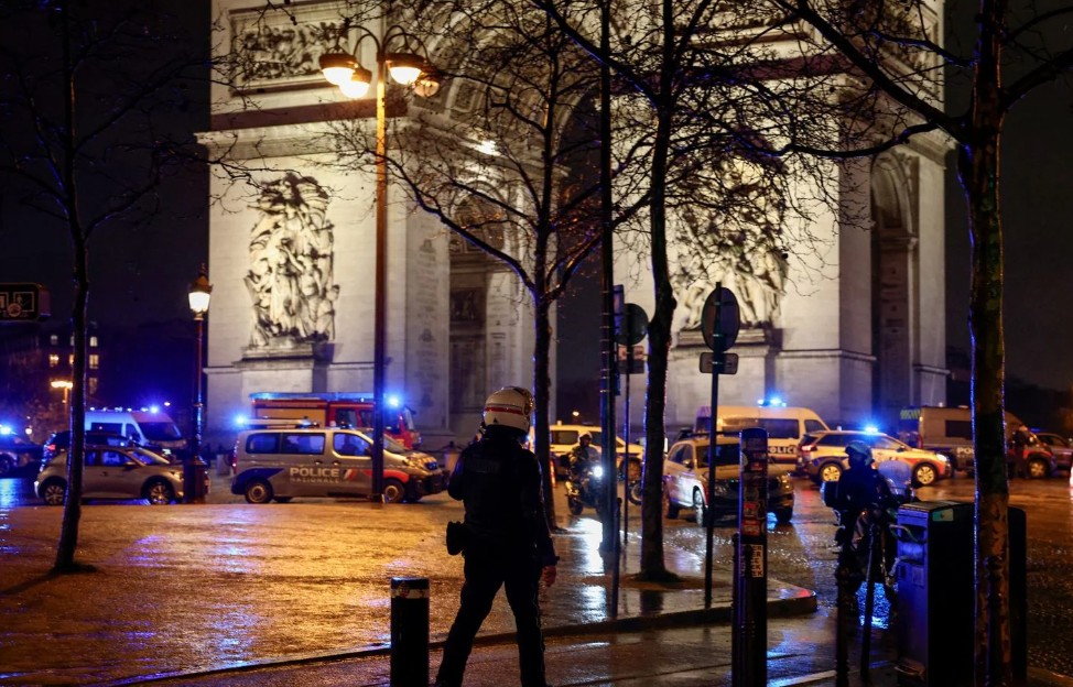 Incident armat lângă Arcul de Triumf din Paris. Parchetul antiterorism a deschis o anchetă