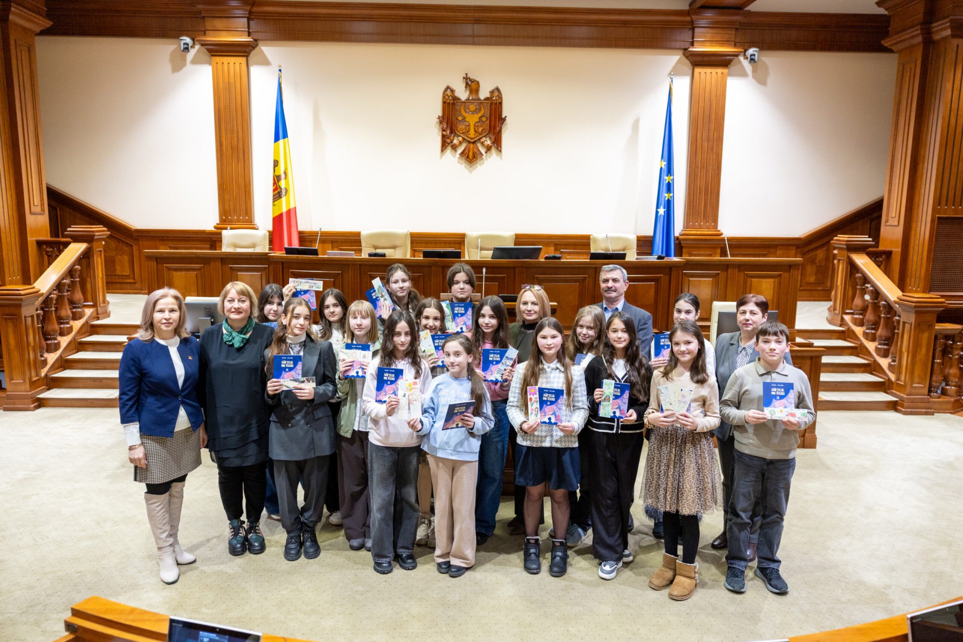 FOTO // Biblioteca Parlamentului - spațiu al creativității și al dialogului despre carte: Un grup de elevi a participat la un atelier de creație, de Ziua Națională a Lecturii