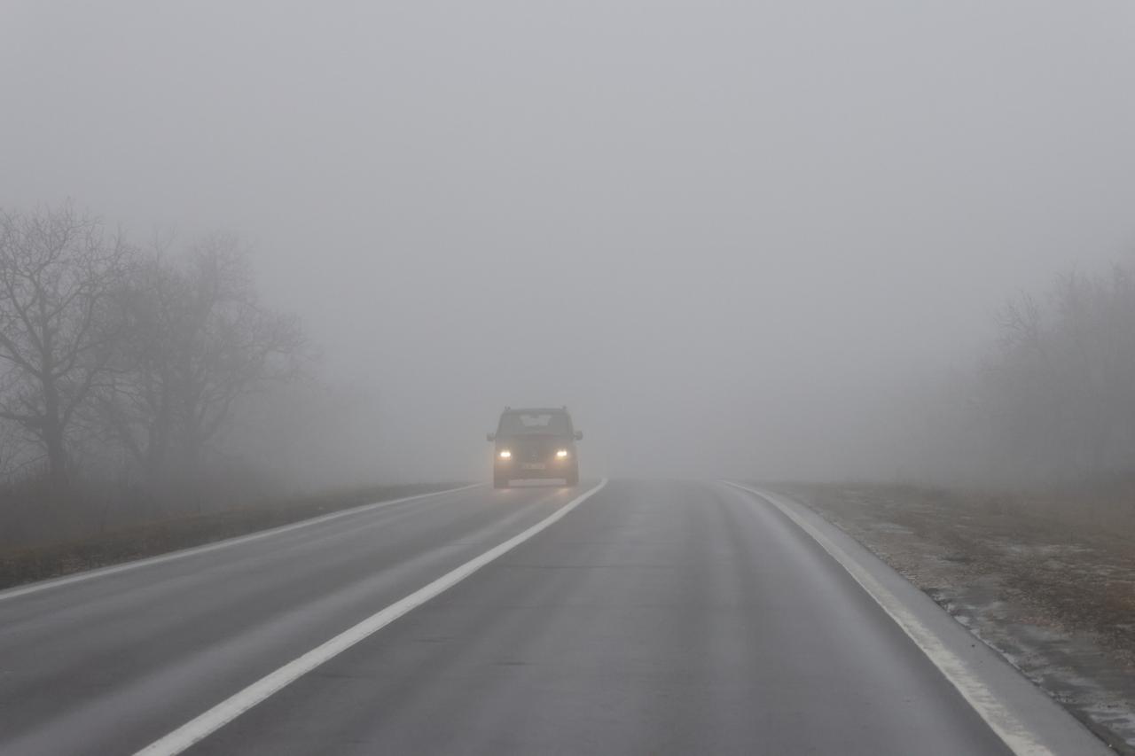 Pe trasee se circulă în condiții de ceață și carosabil umed. Echipele de intervenție ale drumarilor, mobilizate în teren