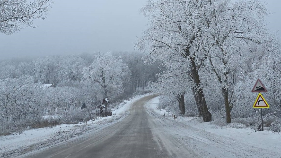 Trafic îngreunat pe mai multe sectoare de drum din cauza viscolului și poleiului